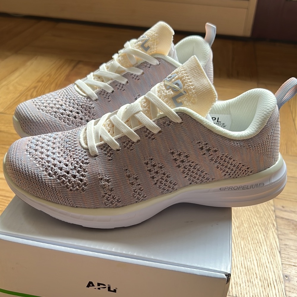 APL Techloom Pro Women’s Sneakers Sz 5.5 NEW IN BOX - Picture 2 of 5